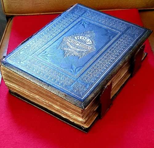 1860 FAMILY BIBLE REV JOHN BROWN'S SELF INTERPRETING WITH BRASS CLASPS.