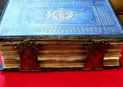 1860 FAMILY BIBLE REV JOHN BROWN'S SELF INTERPRETING WITH BRASS CLASPS.