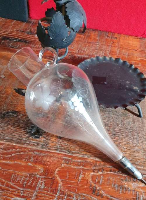 ANTIQUE CRYSTAL WINE DECANTER ON STAND. 50CM HIGH