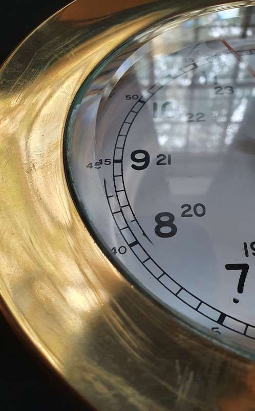 VINTAGE SHIPS CLOCK SOLID BRASS WITH THICK BEVELED GLASS. 2.8 KG.QUARTZ .SEA HOUSE.
