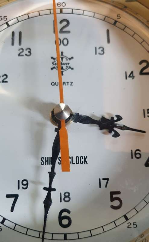 VINTAGE SHIPS CLOCK SOLID BRASS WITH THICK BEVELED GLASS. 2.8 KG.QUARTZ .SEA HOUSE.