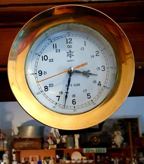 VINTAGE SHIPS CLOCK SOLID BRASS WITH THICK BEVELED GLASS. 2.8 KG.QUARTZ .SEA HOUSE.