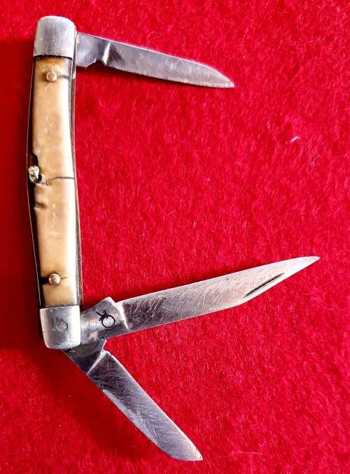 ANTIQUE FOLDING KNIFE .
