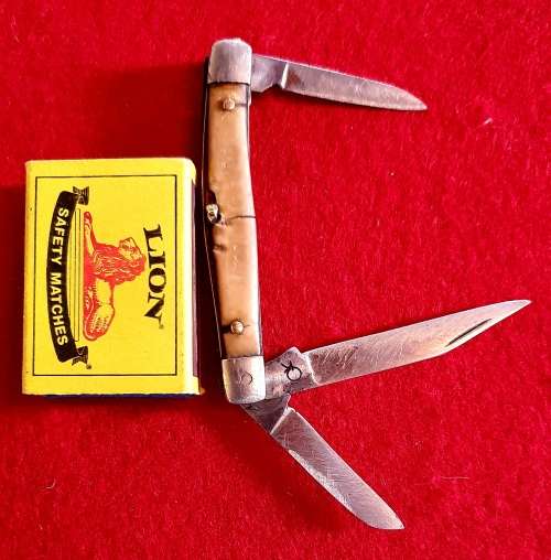 ANTIQUE FOLDING KNIFE .