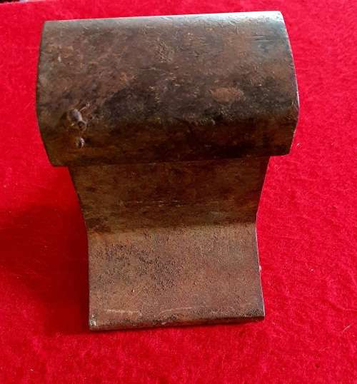 ANTIQUE TRAIN RAIL USED AS ANVIL . 18CM HIGH X 15CM WIDE ( FOOT) 8CM (RAIL)   X 12CM WIDE.