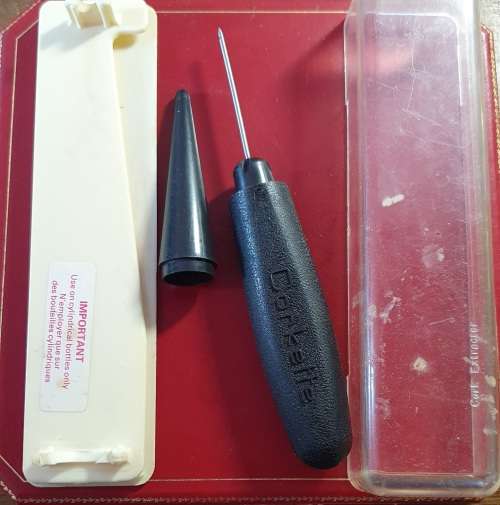 VINTAGE CORKETTE AIR PRESSURE WINE CORK REMOVER . STILL IN ORIGINAL BOX !!