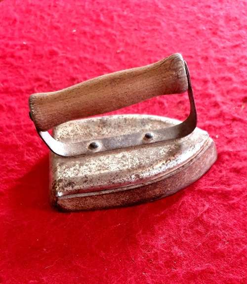 ANTIQUE COLLOR / CHILDREN SAD IRON ! SCARCE FIND !! ORIGINAL HANDLE.