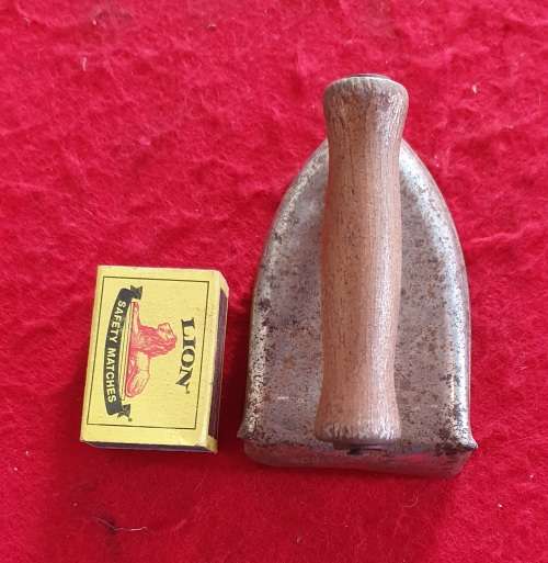 ANTIQUE COLLOR / CHILDREN SAD IRON ! SCARCE FIND !! ORIGINAL HANDLE.