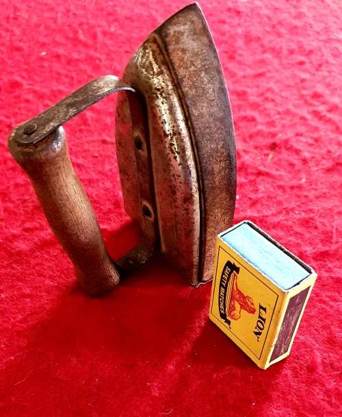 ANTIQUE COLLOR / CHILDREN SAD IRON ! SCARCE FIND !! ORIGINAL HANDLE.