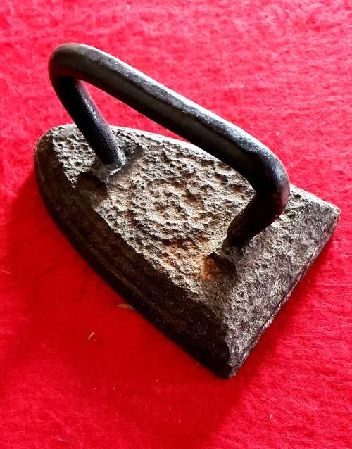 EARLY 1800s  ANTIQUE BIG SAD IRON. HEAVY CAST IRON. SCARCE FIND !!