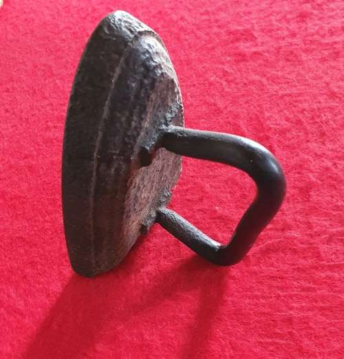 EARLY 1800s  ANTIQUE BIG SAD IRON. HEAVY CAST IRON. SCARCE FIND !!
