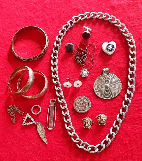 JOBLOT  ANTIQUE TO VINTAGE MENS AND LADIES JEWELLEREY. UNSORTED.