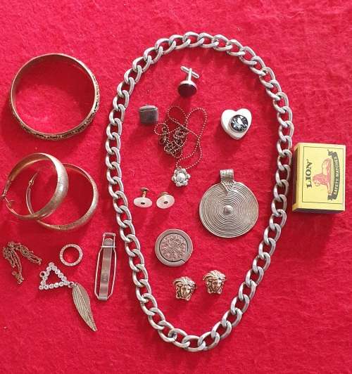 JOBLOT  ANTIQUE TO VINTAGE MENS AND LADIES JEWELLEREY. UNSORTED.