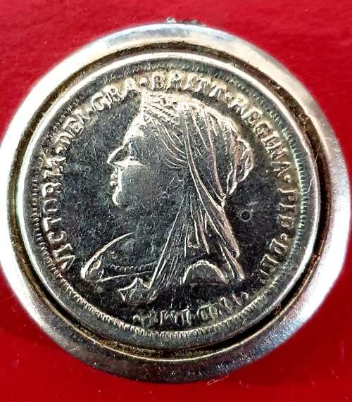 ANTIQUE QUEEN VICTORIA CIRCA 1900 PENDANT.