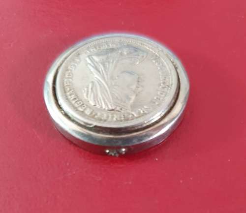 ANTIQUE QUEEN VICTORIA CIRCA 1900 PENDANT.