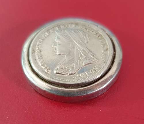 ANTIQUE QUEEN VICTORIA CIRCA 1900 PENDANT.