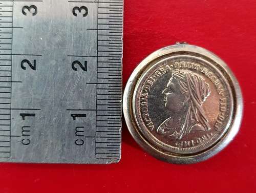 ANTIQUE QUEEN VICTORIA CIRCA 1900 PENDANT.