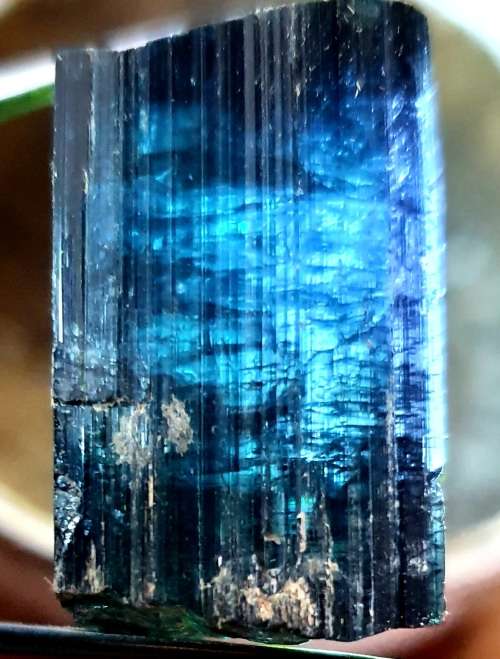 TOURMALINE BLUE ( INDIGOLITE ) RAW CRYSTAL. 13.6 GRAMS. 30 MM LONG X 55 MM CIRC.
