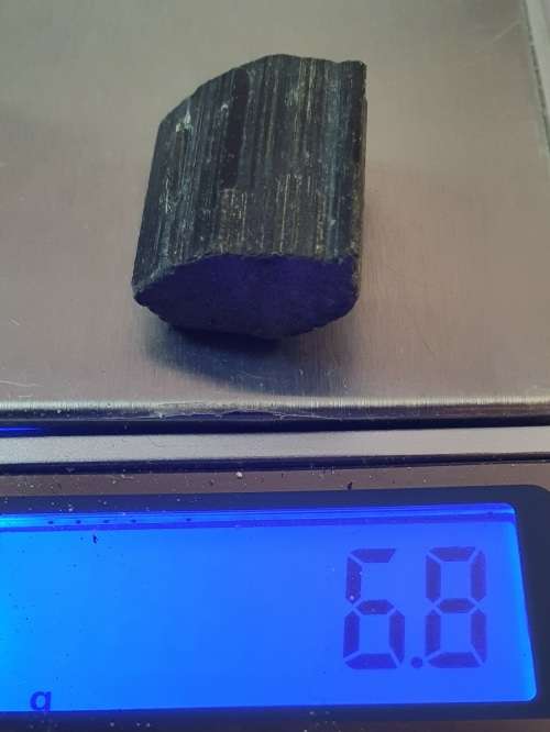 TOURMALINE GREEN RAW CRYSTAL. 6.8 GRAMS.  22 MM LONG X  46 MM CIRC.