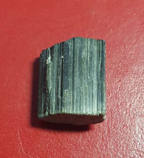 TOURMALINE GREEN RAW CRYSTAL. 6.8 GRAMS.  22 MM LONG X  46 MM CIRC.