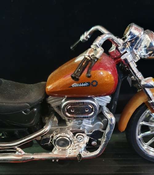 HARLEY DAVIDSON 1/10 DIE CAST WITH PLASTIC DETAIL CLASSIC RANGE MODEL ( A )