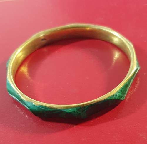 VINTAGE MALACHITE STONE AND HEAVY BRASS BANGLE.