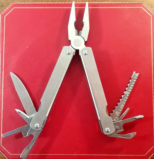 MULTI TOOL SURVIVAL KNIFE. AS GOOD AS NEW.