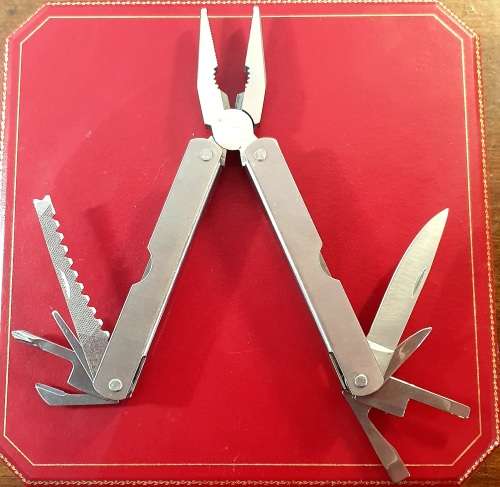 MULTI TOOL SURVIVAL KNIFE. AS GOOD AS NEW.