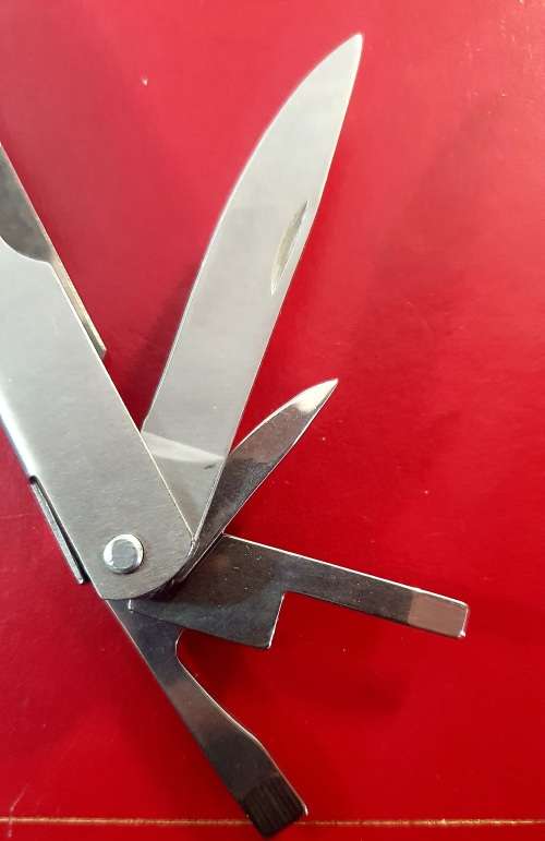 MULTI TOOL SURVIVAL KNIFE. AS GOOD AS NEW.