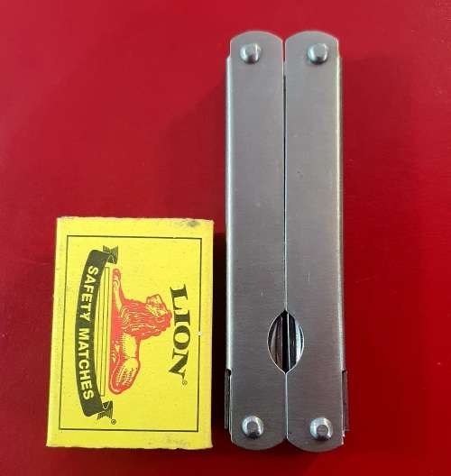 MULTI TOOL SURVIVAL KNIFE. AS GOOD AS NEW.