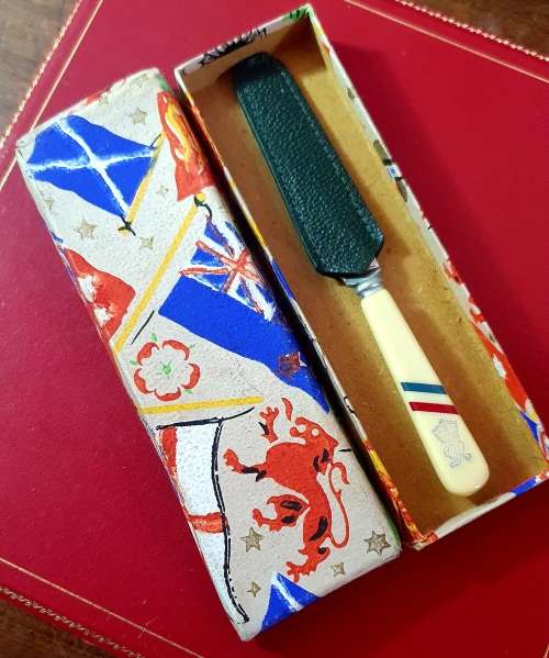 1937 CORONATION KING GEORGE V1 SOUVENIR BUTTER KNIFE. EXCEPTIONAL !! IN BOX AND SLEAVE!!
