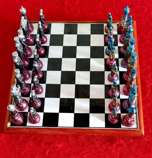 VINTAGE SOLID HEAVY LEAD CHESS PIECES ON CERAMIC BOARD CHESS SET.