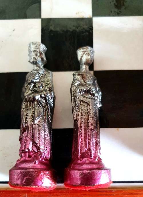 VINTAGE SOLID HEAVY LEAD CHESS PIECES ON CERAMIC BOARD CHESS SET.