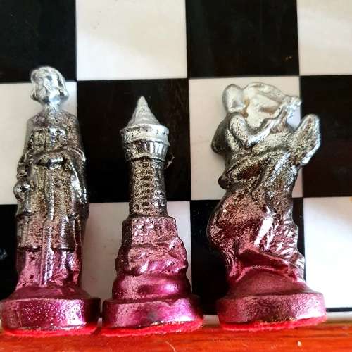 VINTAGE SOLID HEAVY LEAD CHESS PIECES ON CERAMIC BOARD CHESS SET.