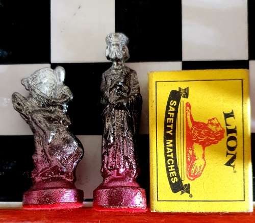 VINTAGE SOLID HEAVY LEAD CHESS PIECES ON CERAMIC BOARD CHESS SET.