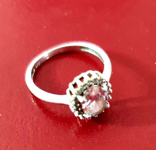 VINTAGE 925 SILVER RING WITH FACET CUT ZIRCONIA. 2.40 GRAMS. SIZE 6.