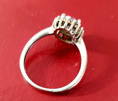 VINTAGE 925 SILVER RING WITH FACET CUT ZIRCONIA. 2.40 GRAMS. SIZE 6.