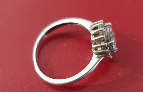 VINTAGE 925 SILVER RING WITH FACET CUT ZIRCONIA. 2.40 GRAMS. SIZE 6.