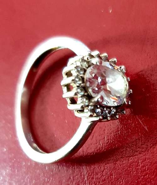 VINTAGE 925 SILVER RING WITH FACET CUT ZIRCONIA. 2.40 GRAMS. SIZE 6.