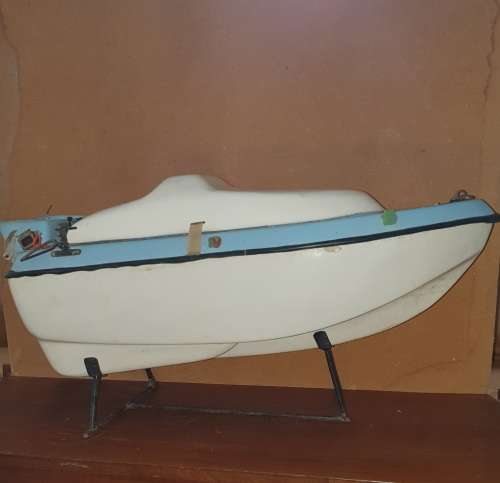 BAIT & TACKLE BOAT. 12 V . FIBRE GLASS.  87CM LONG.