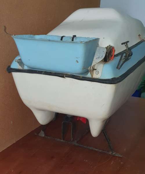 BAIT & TACKLE BOAT. 12 V . FIBRE GLASS.  87CM LONG.