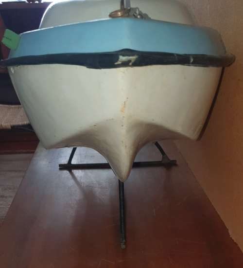 BAIT & TACKLE BOAT. 12 V . FIBRE GLASS.  87CM LONG.