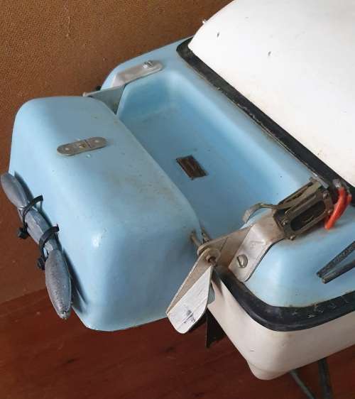 BAIT & TACKLE BOAT. 12 V . FIBRE GLASS.  87CM LONG.