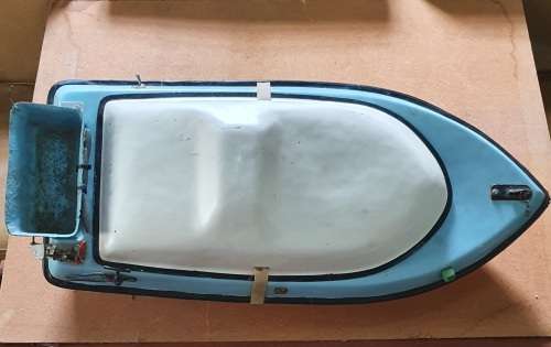 BAIT & TACKLE BOAT. 12 V . FIBRE GLASS.  87CM LONG.