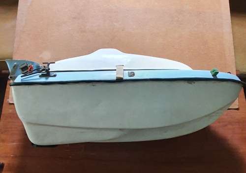 BAIT & TACKLE BOAT. 12 V . FIBRE GLASS.  87CM LONG.