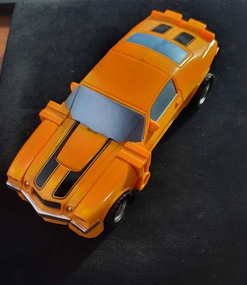 TRANSFORMERS BUMBLE BEE 1977 Chevy Camaro Hollywood -1:24. PLASTIC. 16CM LONG.
