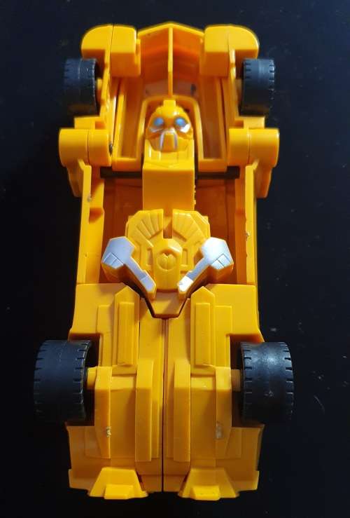 TRANSFORMERS BUMBLE BEE 1977 Chevy Camaro Hollywood -1:24. PLASTIC. 16CM LONG.