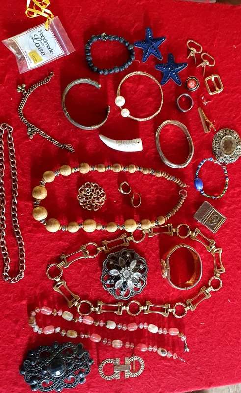 30 PIECES ANTIQUE TO VINTAGE JEWELLERY AND BITS AND BOBS. 50 X MORE ITEMS ON SAME AUCTION !!