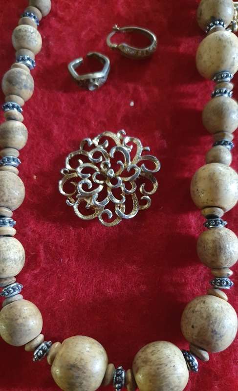 30 PIECES ANTIQUE TO VINTAGE JEWELLERY AND BITS AND BOBS. 50 X MORE ITEMS ON SAME AUCTION !!