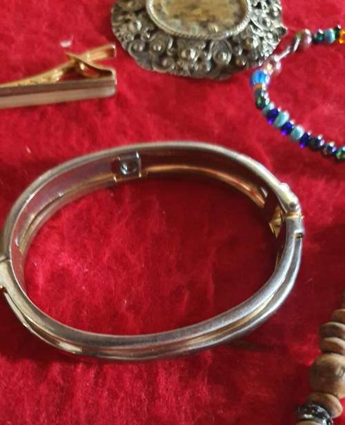30 PIECES ANTIQUE TO VINTAGE JEWELLERY AND BITS AND BOBS. 50 X MORE ITEMS ON SAME AUCTION !!